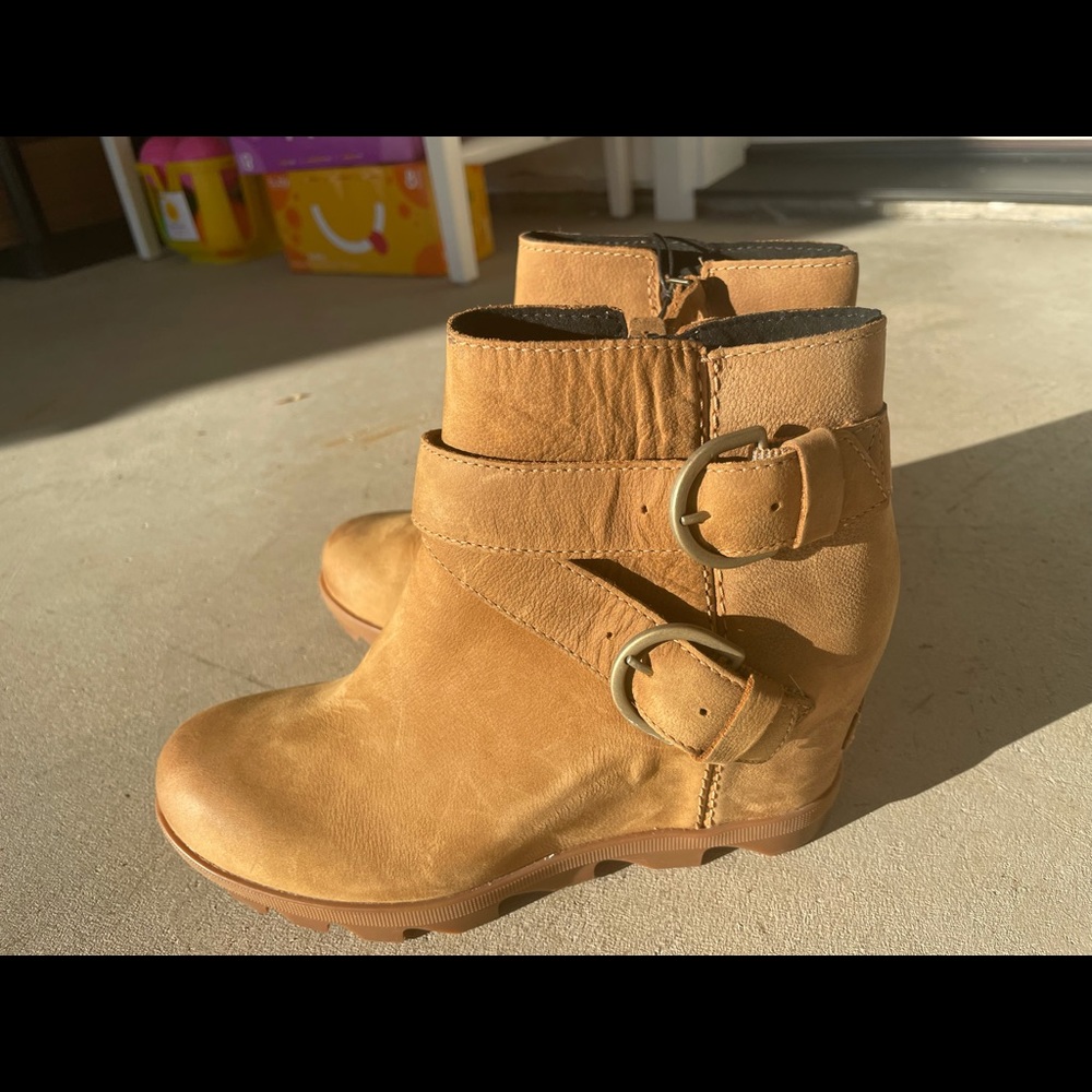 NWT - Sorel-Joan of Artic Belted Bootie in Elk
